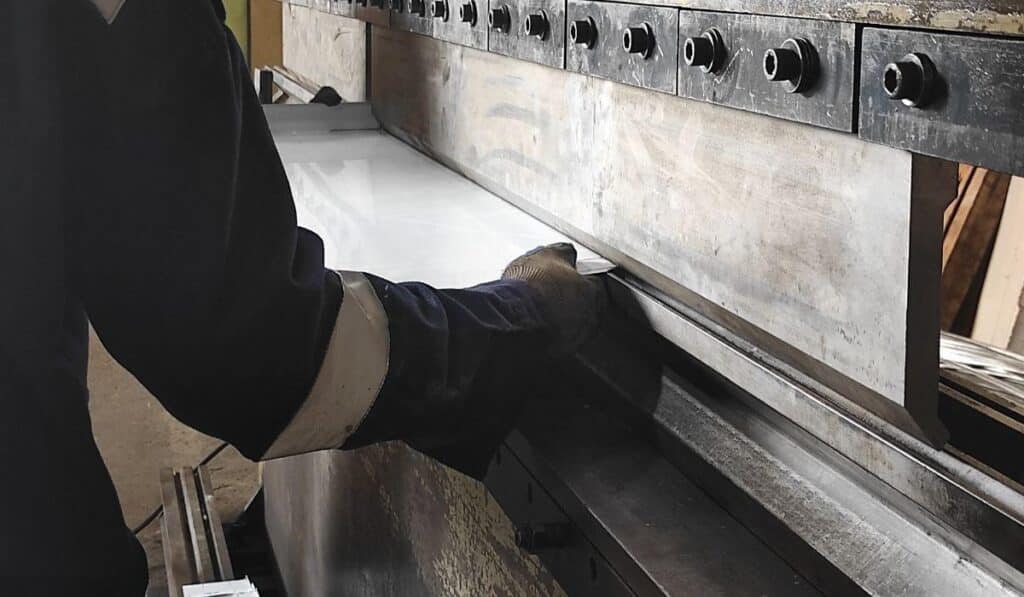 O processo de dobra de chapa de inox para criar componentes complexos 2 Técnicas de dobra de chapa de inox