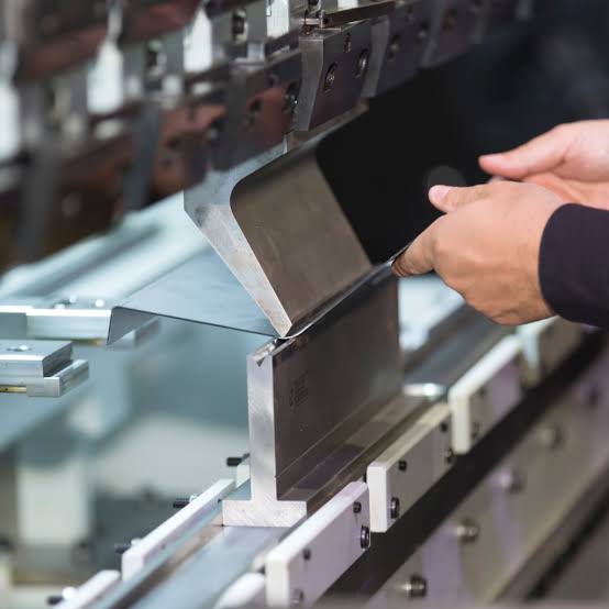Serviço de corte e dobra de chapas de aço inox