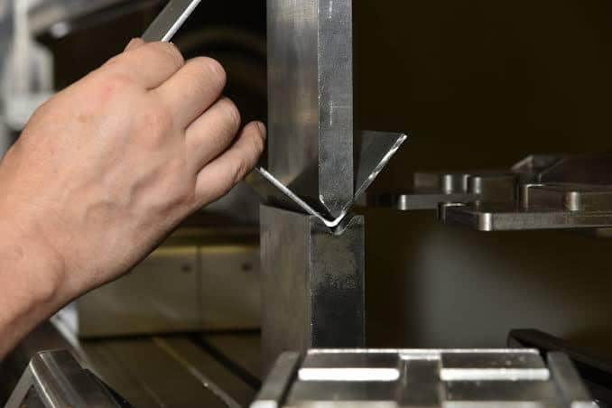 Serviços de corte e dobra de chapas especiais: terceirize com a qualidade Pronfinox 2 Terceirize os serviços de corte e dobra de chapas especiais com a Pronfinox