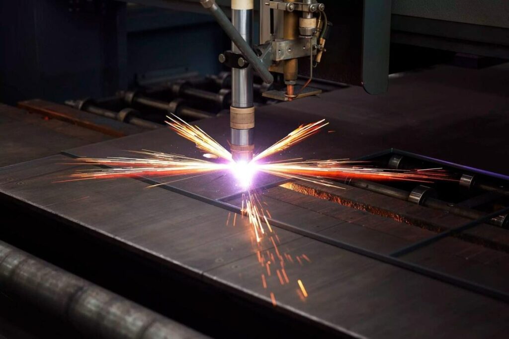 Corte de aço com plasma: entenda as etapas e os benefícios desse processo industrial em chapas grossas 2 Conheça as etapas do corte de aço com plasma